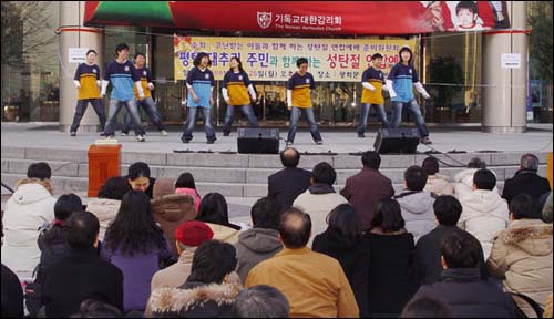 수유동 놀이패 신명나게놀자가 '어떻게 된거야'를 부르며 춤을 추는 것으로 성탄절 연합 예배가 문을 열었다. 